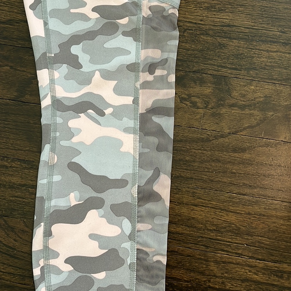 Fabletics cropped leggings - Picture 2 of 3